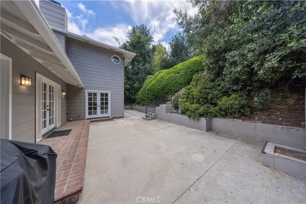 a view of a house with a yard and plants