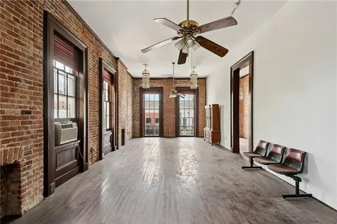 $949,000 | 2003 Carondelet Street, New Orleans, LA 70130