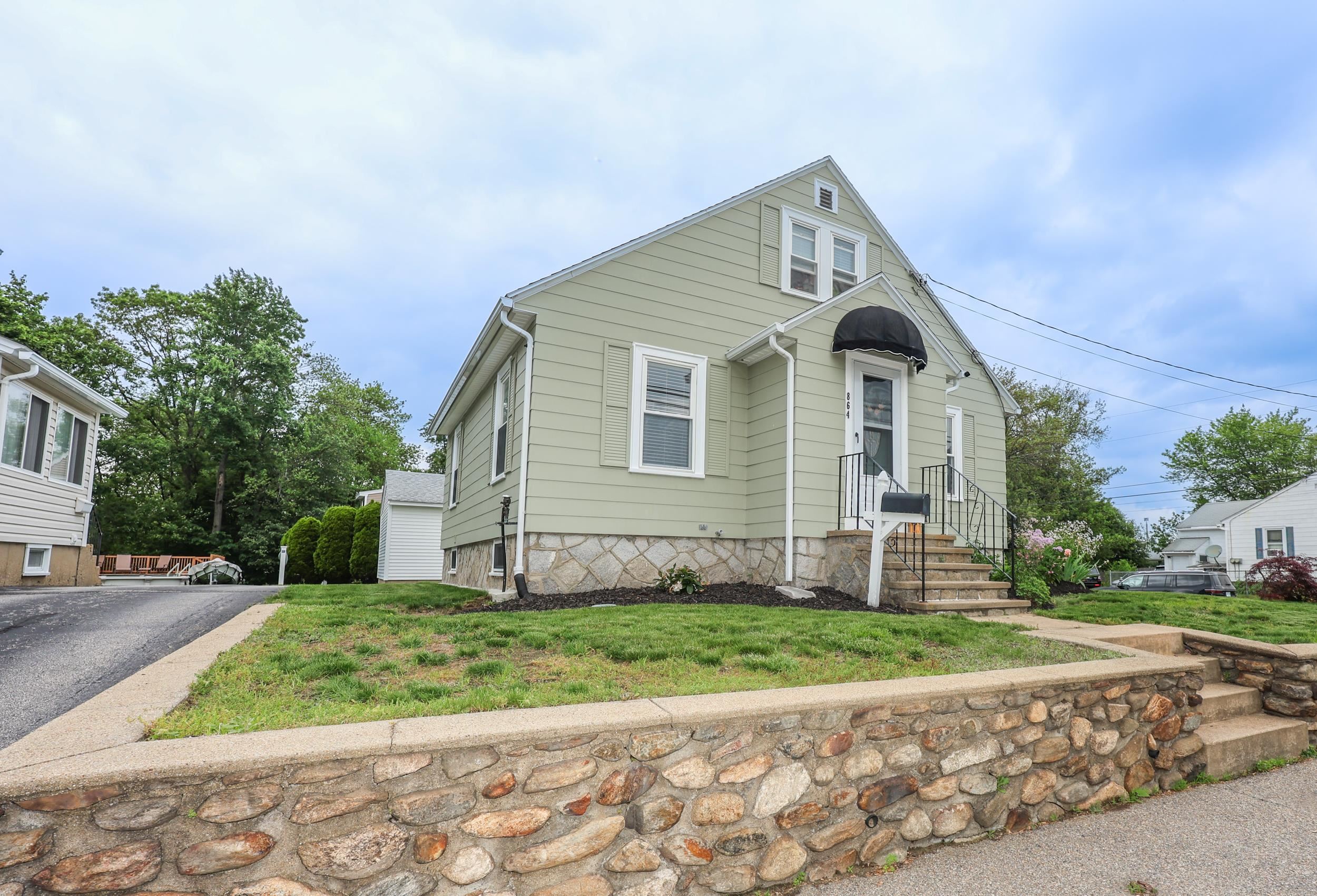 864 Cilley Road Manchester, NH 03103 - Photo 2 of 33
