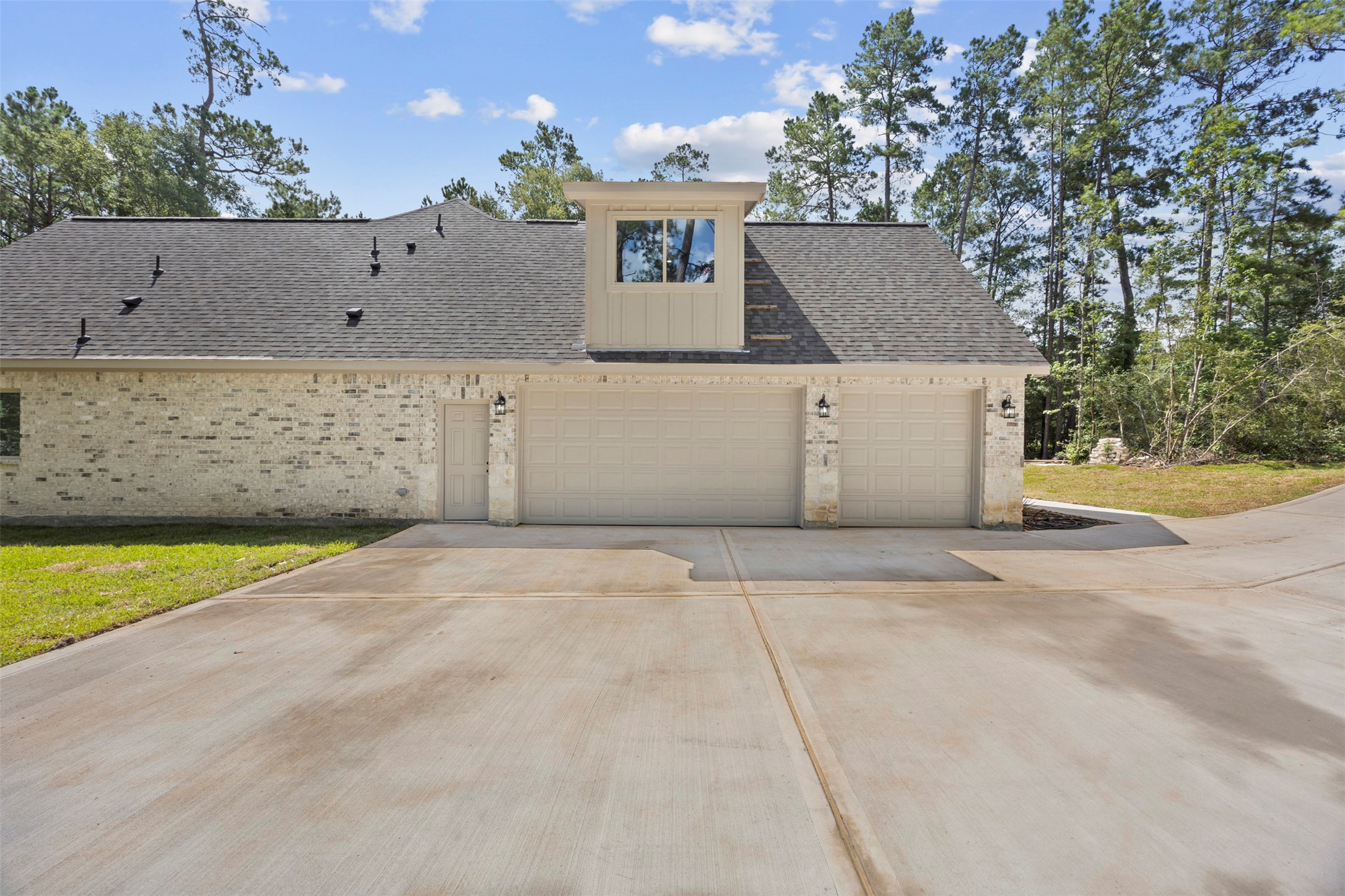183 Windmill Road Huntsville, TX 77340 - Photo 41 of 47 3 car garage plus a side entry door.
