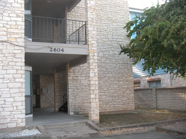 $895 | 2604 Salado Street, Unit 301, Austin, TX 78705