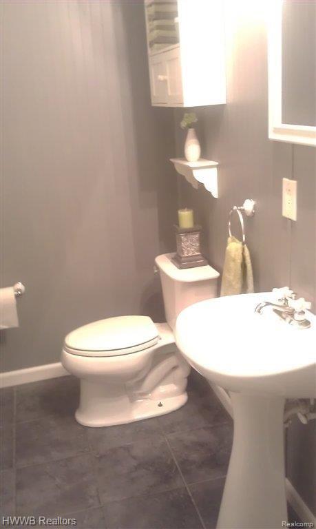 1400 Avon Circle West Rochester, MI 48309 - Photo 21 of 24 21-First Floor Powder.jpg