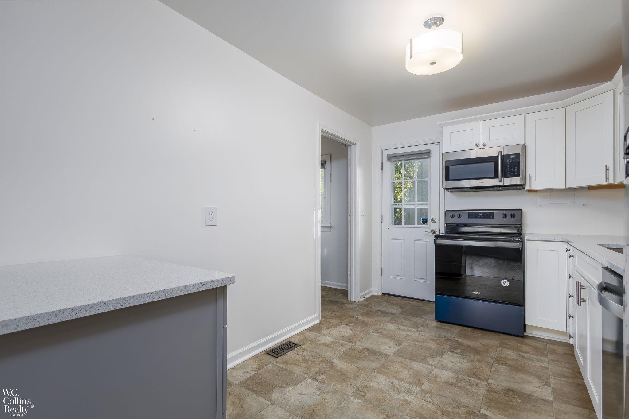 2333 Longview Avenue Rochester, MI 48307 - Photo 14 of 26 50191209-70a3f965-c9dc-4190-be9e-ae2c024bd5d6.JPG