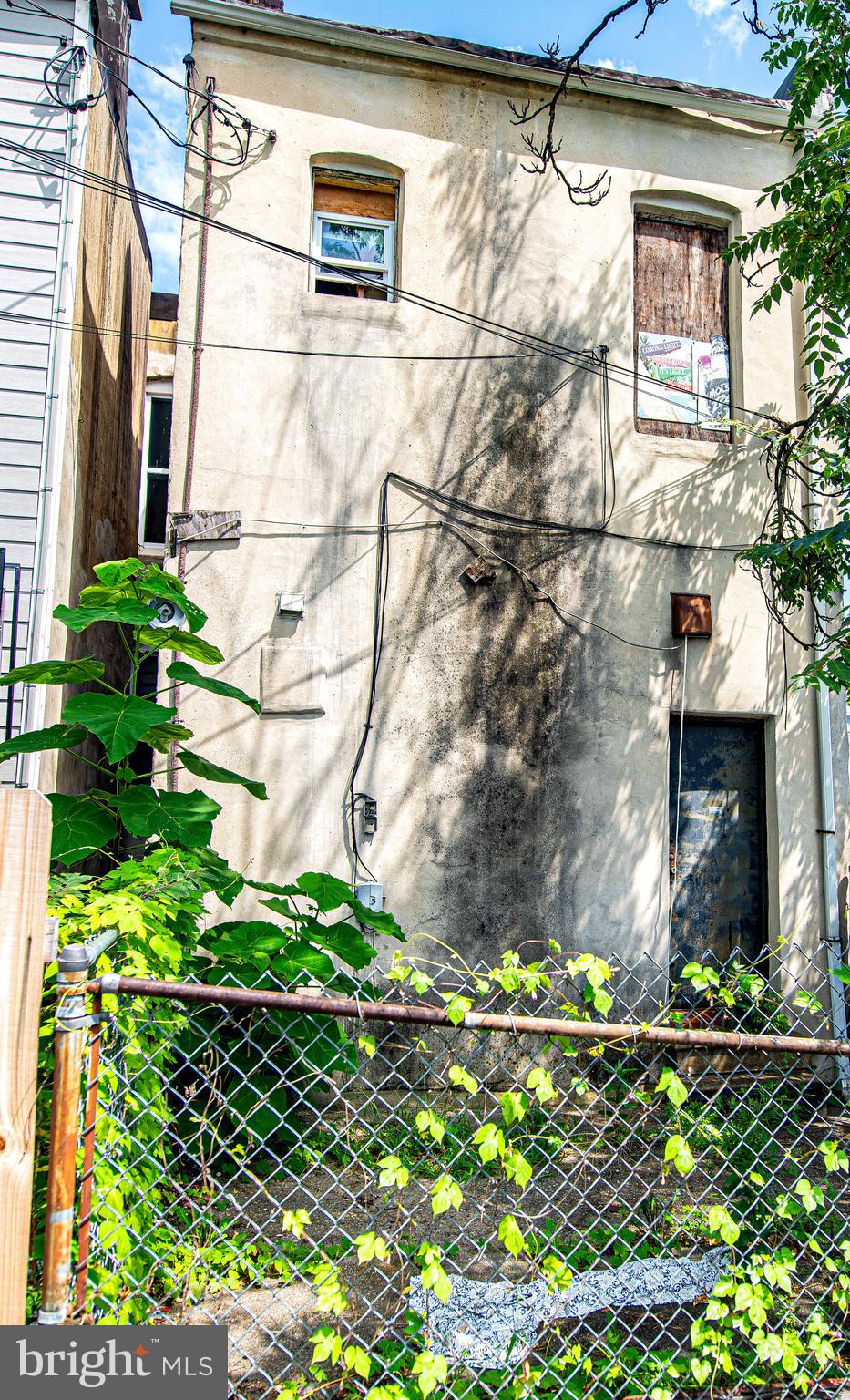 2331 Federal Street Baltimore, MD 21213 - Photo 10 of 15 a bunch of flowers are in a garden