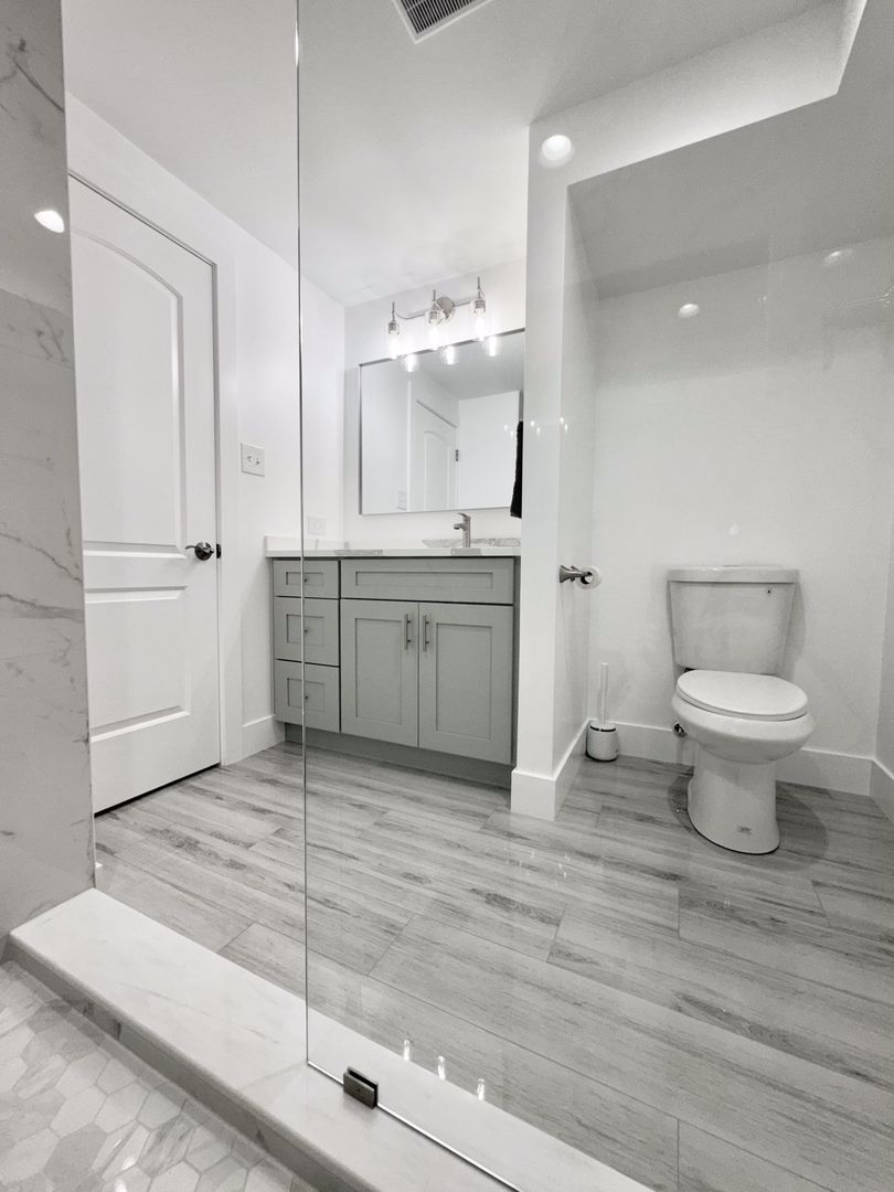 18830 Ruth Drive Mokena, IL 60448 - Photo 29 of 35 a bathroom with a sink toilet and shower