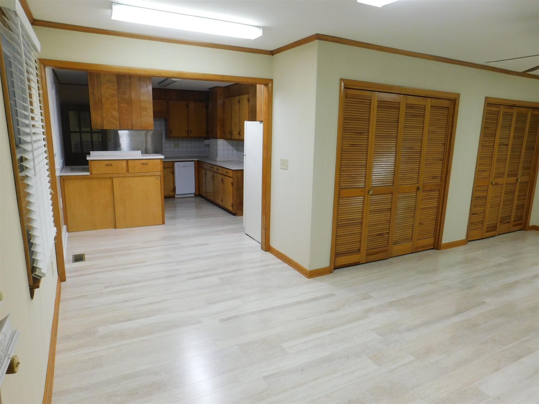206 Ragan Street Tullahoma, TN 37388 - Photo 8 of 24 Looking toward kitchen from den.