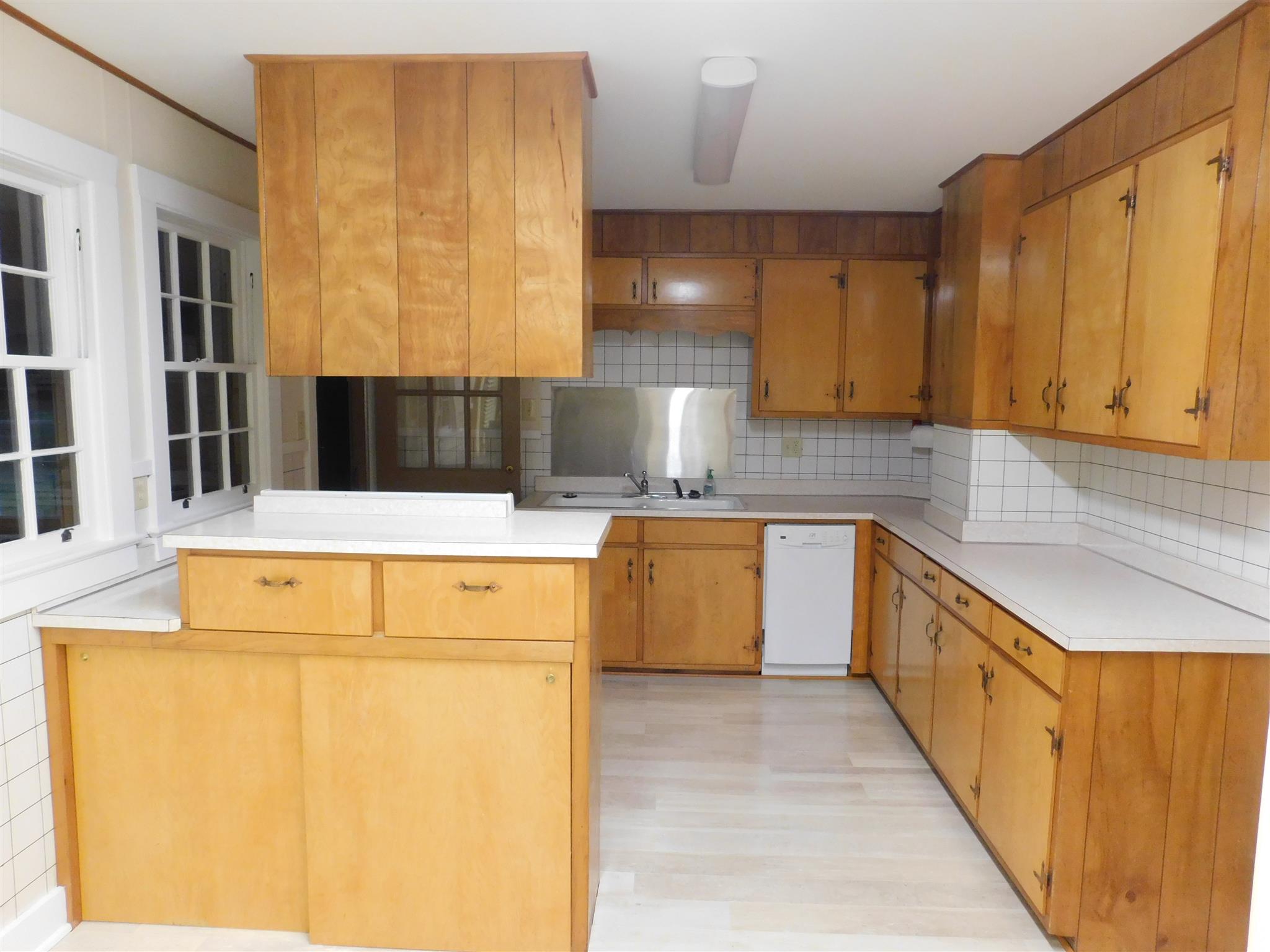 206 Ragan Street Tullahoma, TN 37388 - Photo 9 of 24 Kitchen has a new dishwasher and all appliances stay.