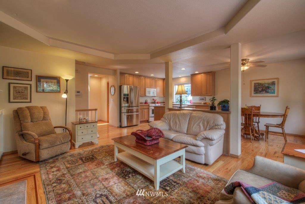 2018 Northeast 28th Place Renton, WA 98056 - Photo 5 of 19