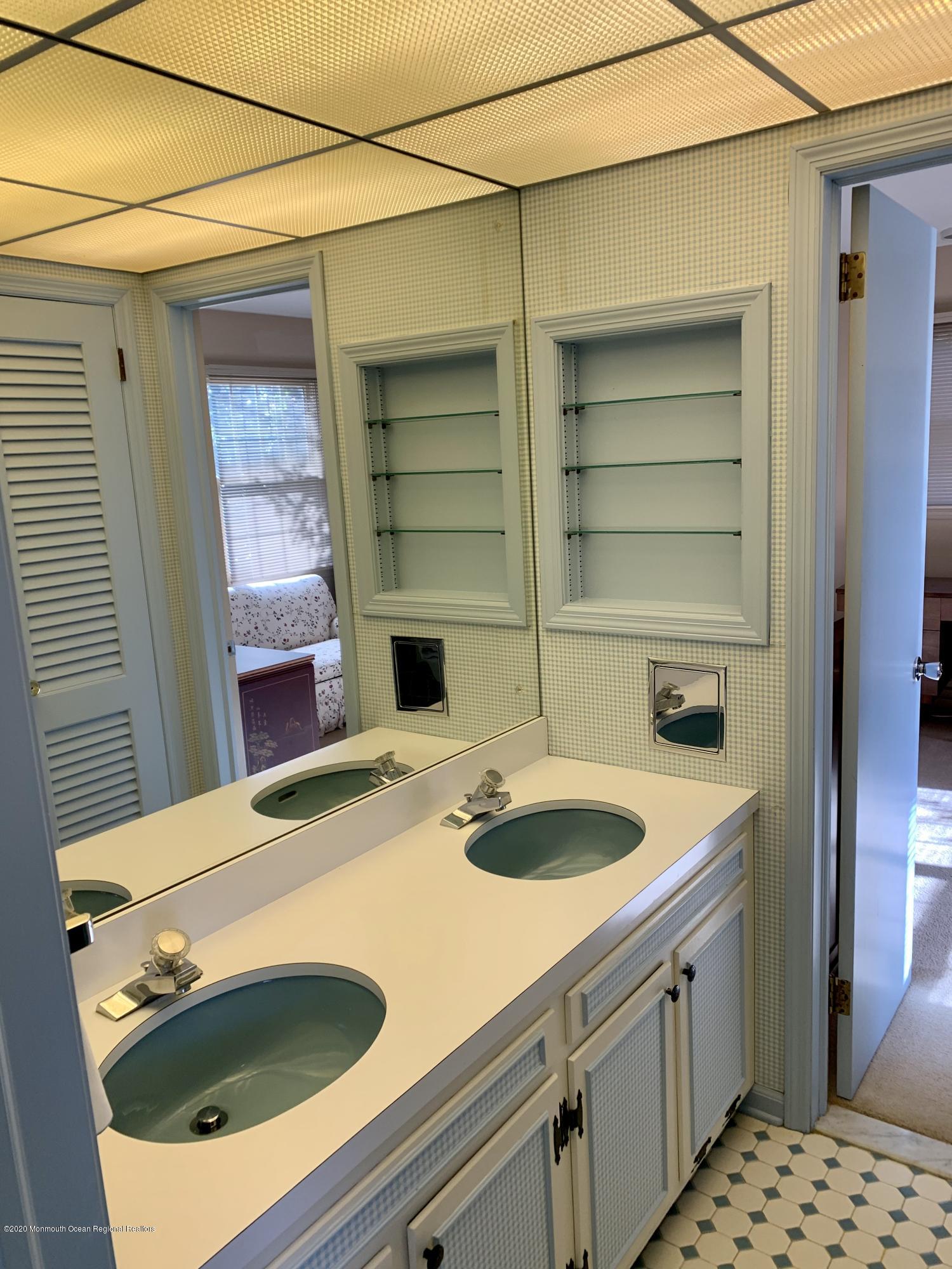 1 Woods End Road Rumson, NJ 07760 - Photo 28 of 48 28-Jack and Jill bath