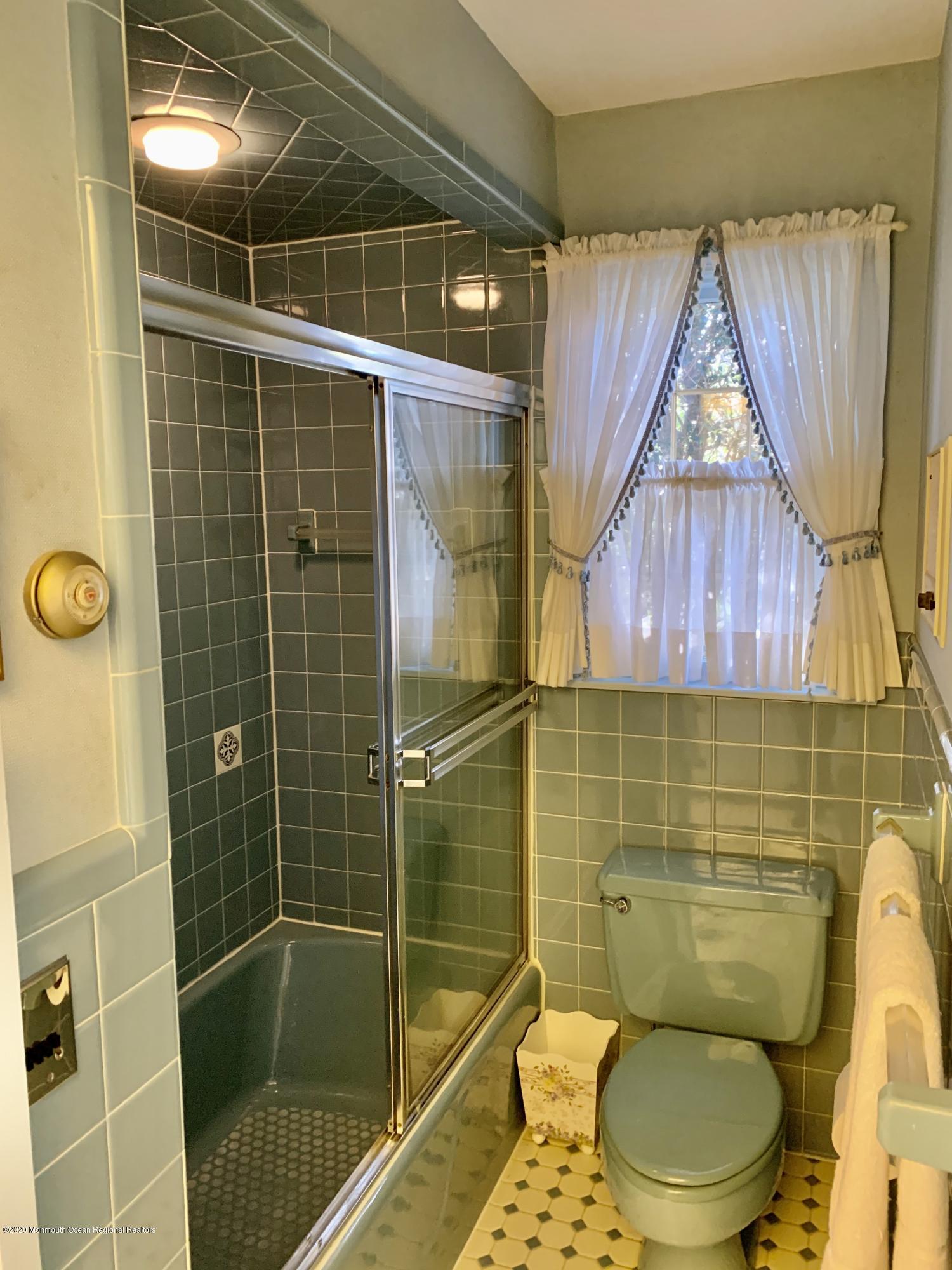 1 Woods End Road Rumson, NJ 07760 - Photo 29 of 48 28-Jack and Jill shower area