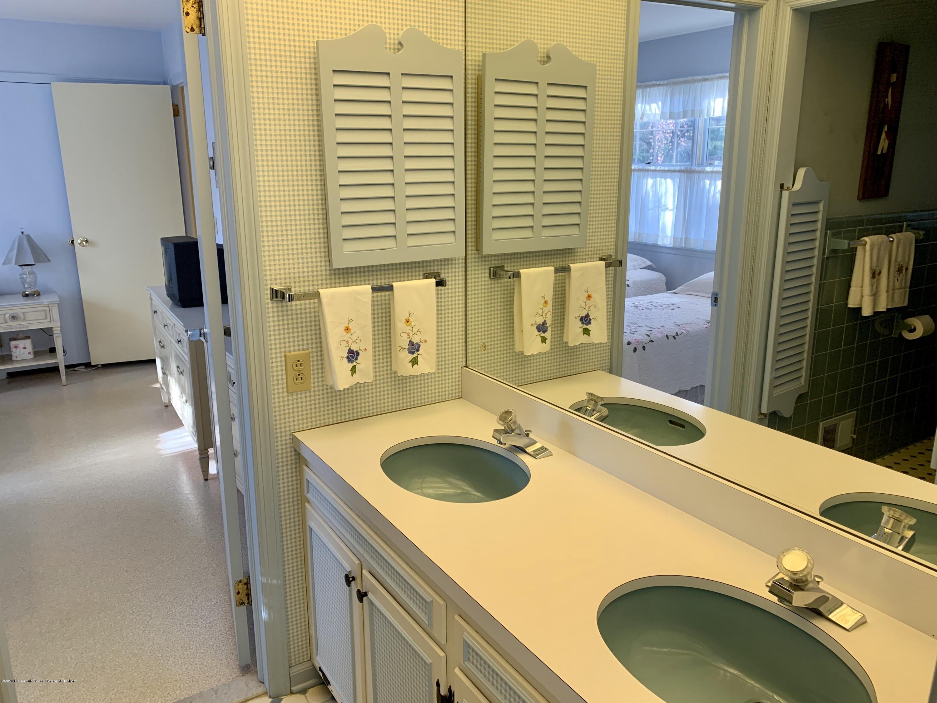 1 Woods End Road Rumson, NJ 07760 - Photo 30 of 48 29-Jack and Jill bath