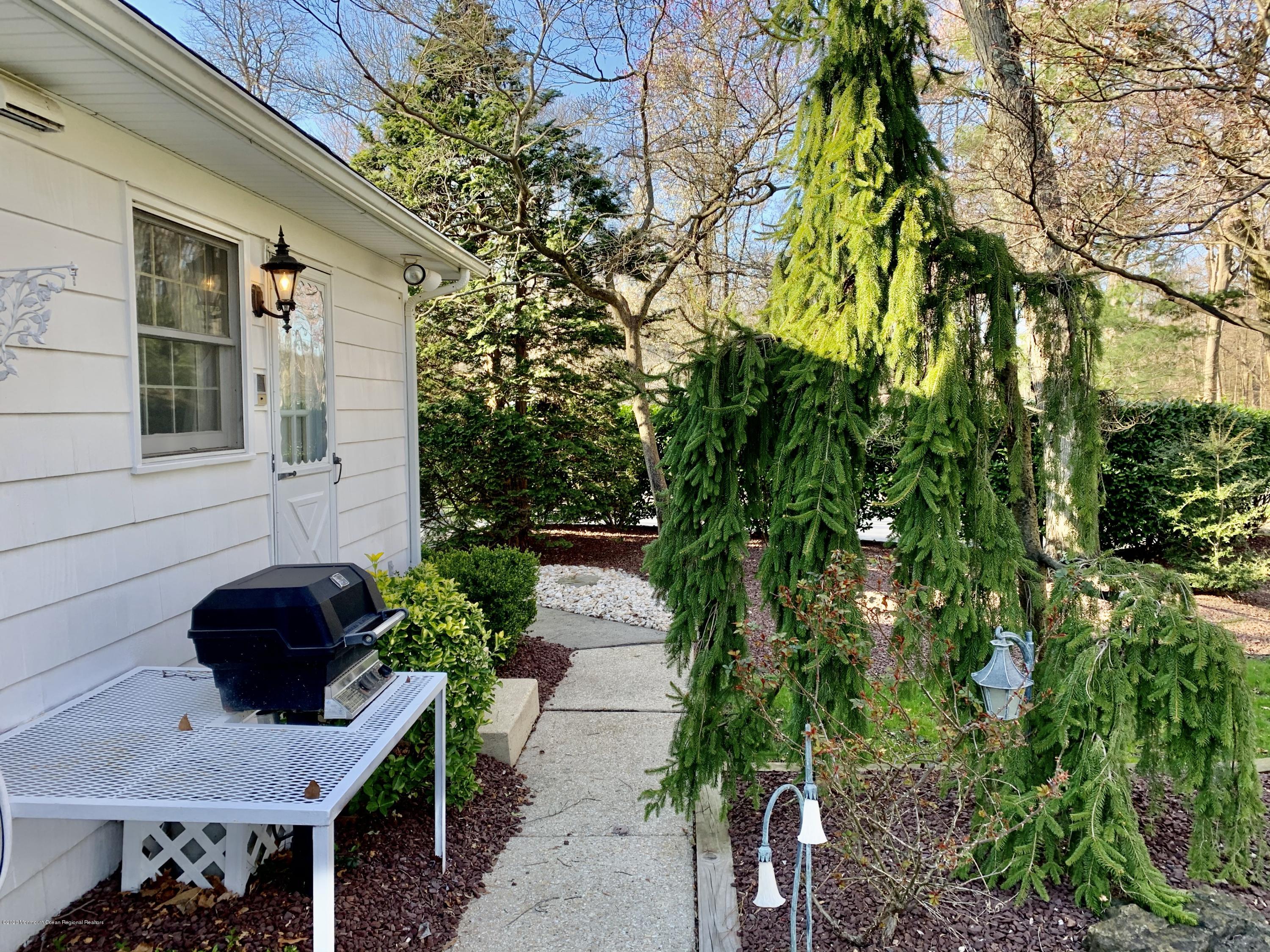 1 Woods End Road Rumson, NJ 07760 - Photo 39 of 48 38-Patio barbeque