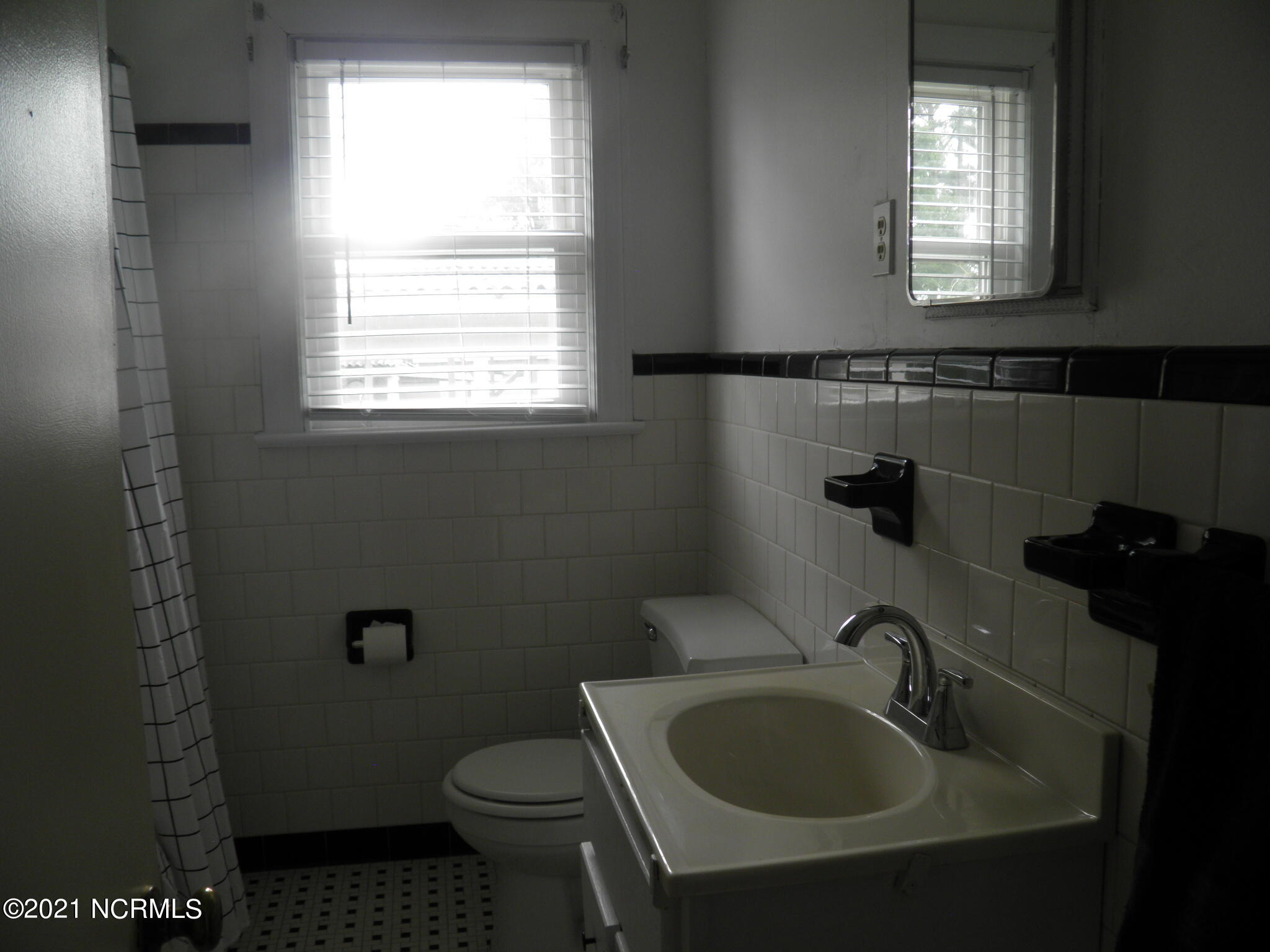 1305 Bethlehem Road Rocky Mount, NC 27803 - Photo 8 of 20 Hall bath