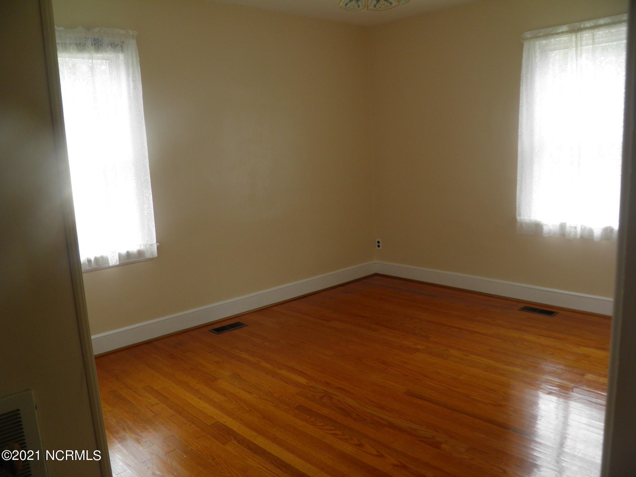 1305 Bethlehem Road Rocky Mount, NC 27803 - Photo 10 of 20 Center bedroom