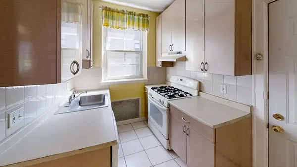 $4,300 | 65 Park Street, Unit 1, Brookline, MA 02446