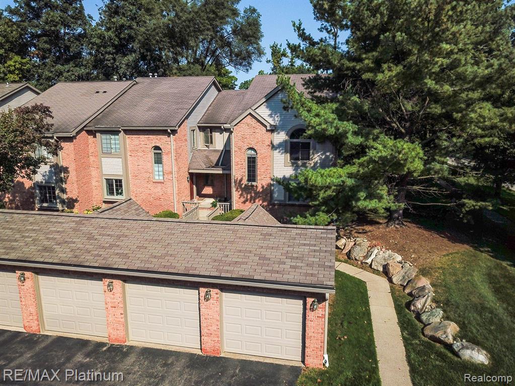900 Ridge Court Brighton, MI 48116 - Photo 2 of 40