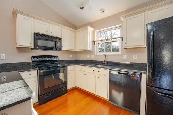 $1,950 | 558 London Court, Unit 558, Egg Harbor Township, NJ 08234