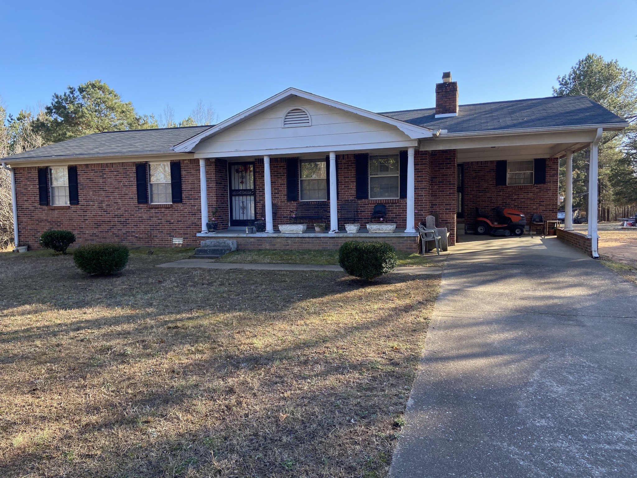 3190 Plainview Road Henderson, TN 38340 - Photo 2 of 6 a front view of a house with yard and porch