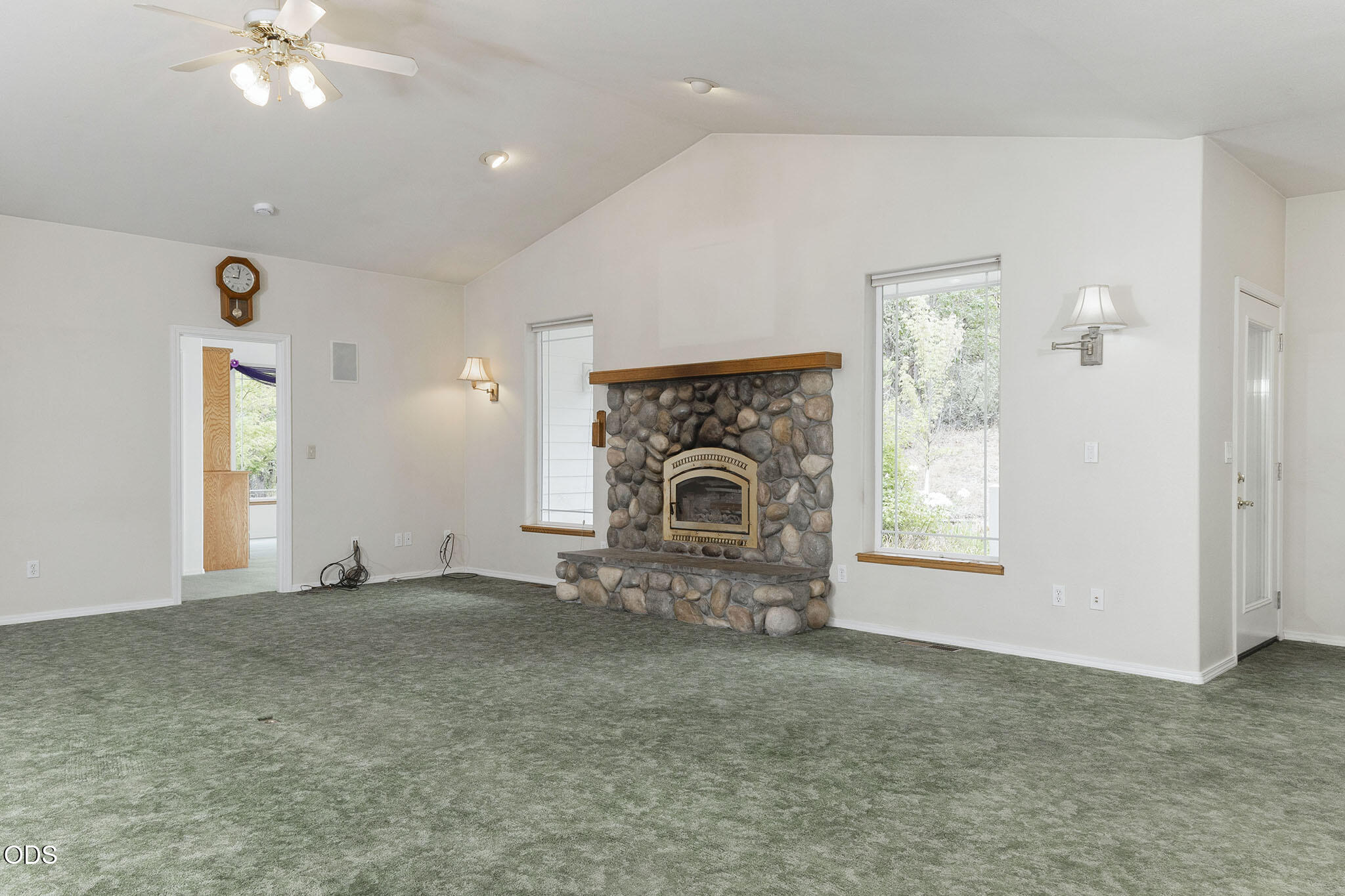 279 Ridgefield Road Grants Pass, OR 97527 - Photo 10 of 62