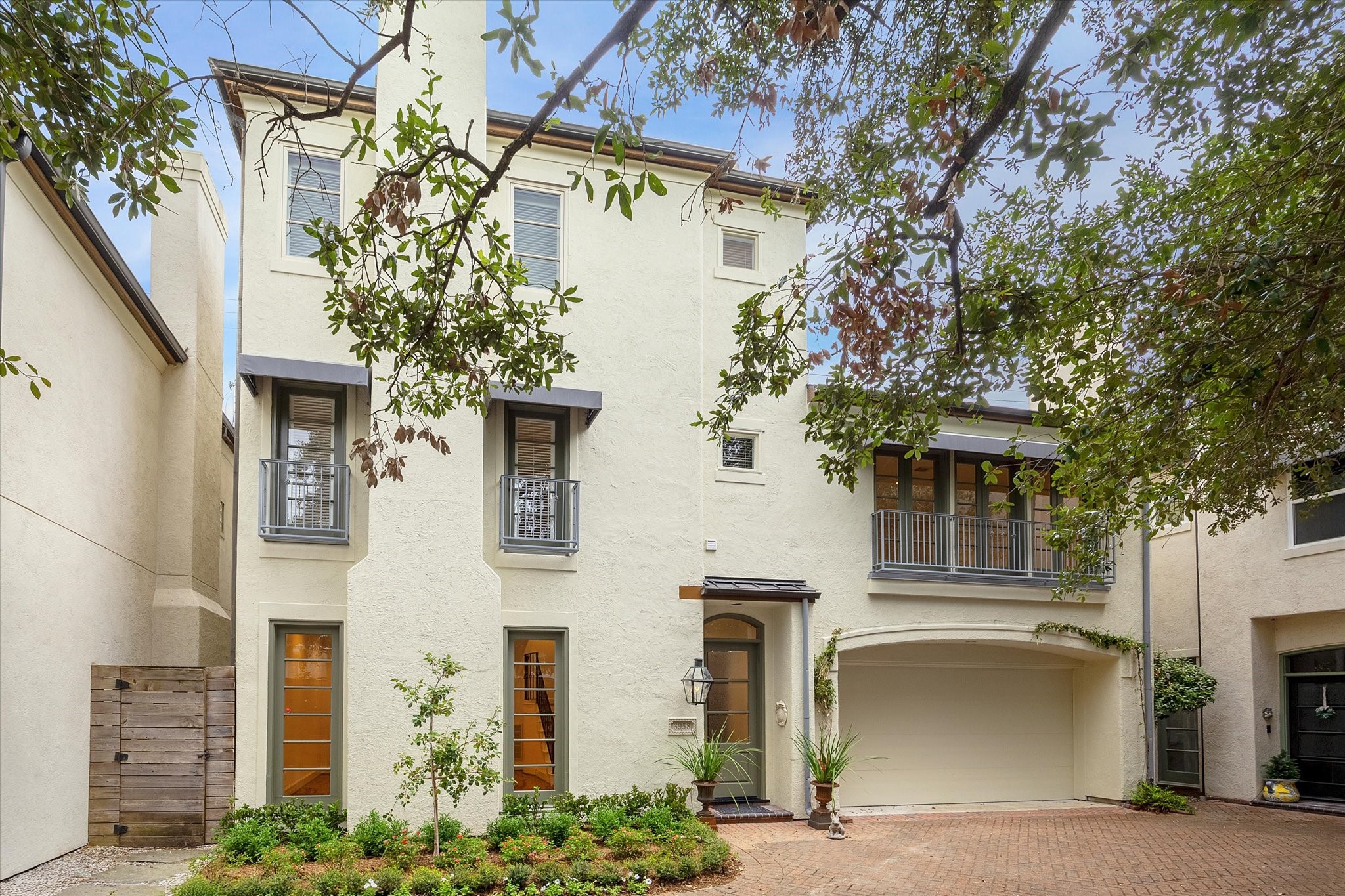 Welcome to this gorgeous lock-and-leave in walking distance to great shops and restaurants in Highland Village!