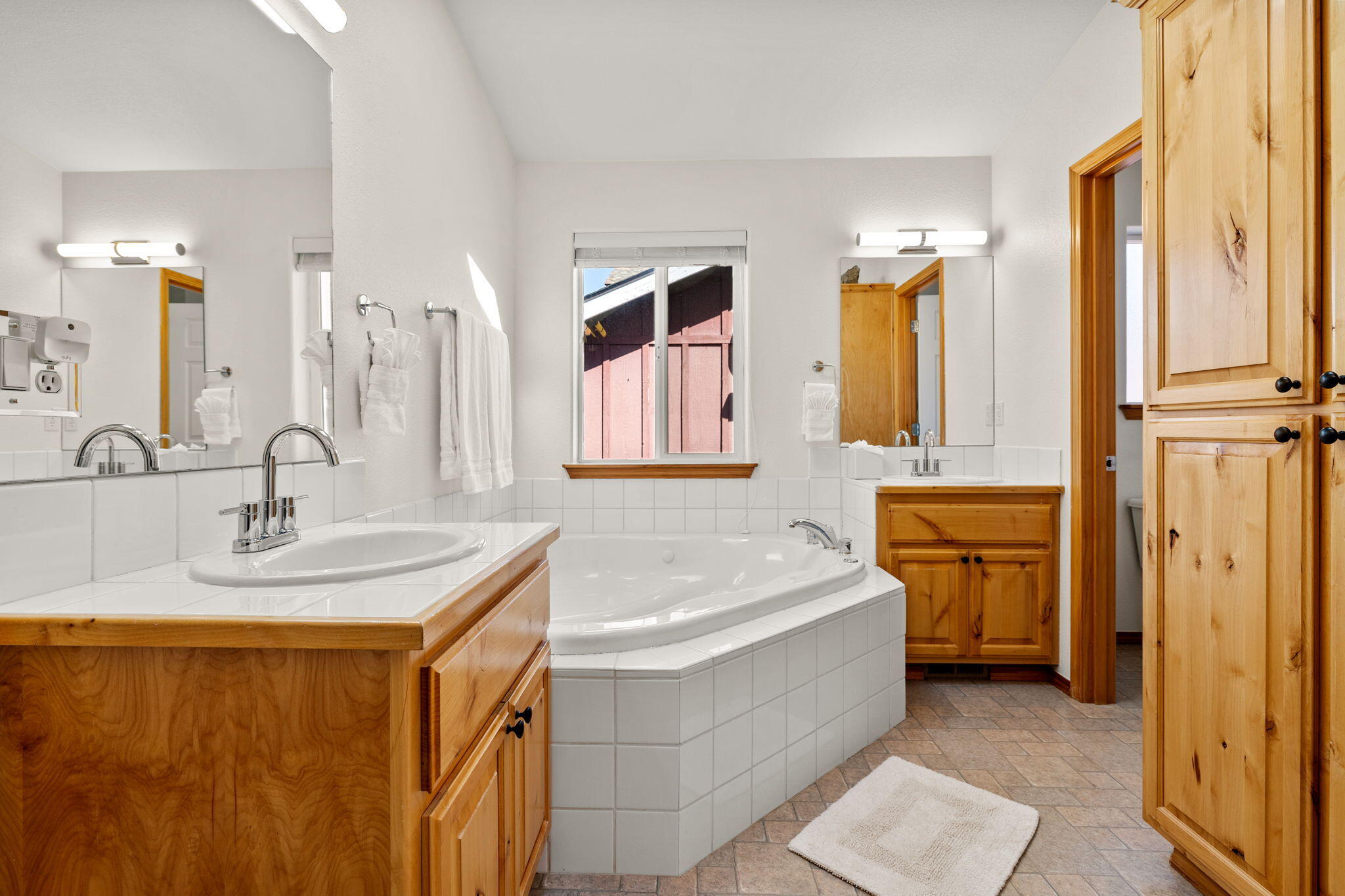 2902 Northeast Pinnacle Place Bend, OR 97701 - Photo 17 of 36 15-web-or-mls-Riley Visuals-27