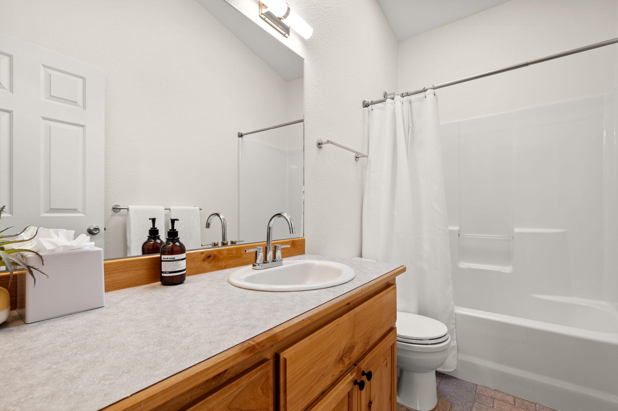 2902 Northeast Pinnacle Place Bend, OR 97701 - Photo 21 of 36 19-web-or-mls-Riley Visuals-31