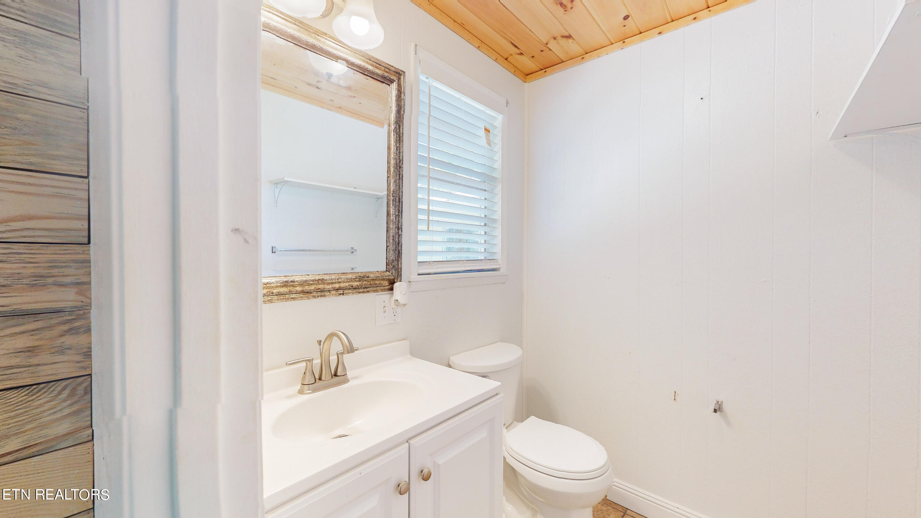412 Glenlock Road Sweetwater, TN 37874 - Photo 28 of 53 Half Bathroom