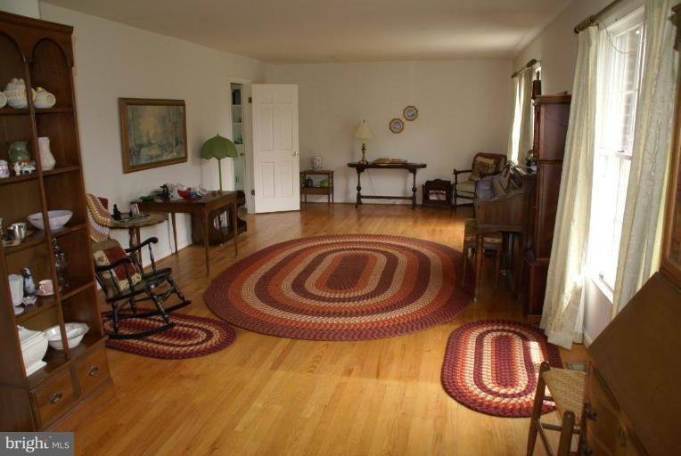 20421 Cockerill Road Purcellville, VA 20132 - Photo 4 of 18 Living Room