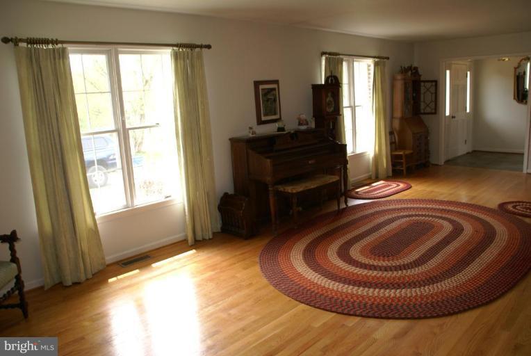 20421 Cockerill Road Purcellville, VA 20132 - Photo 5 of 18 Living Room #2
