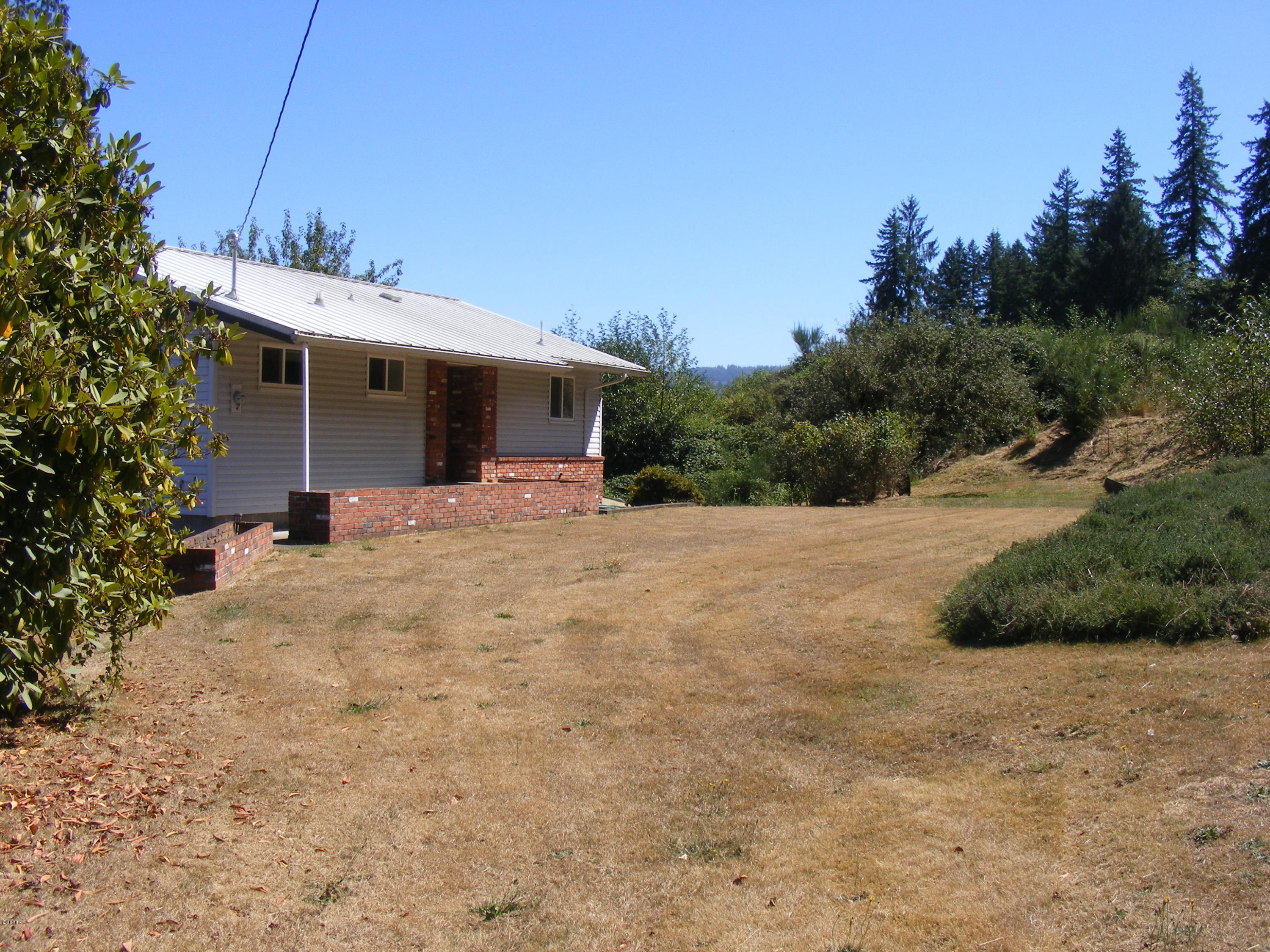 327 South Bay Road Toledo, OR 97391 - Photo 4 of 30 Front yard