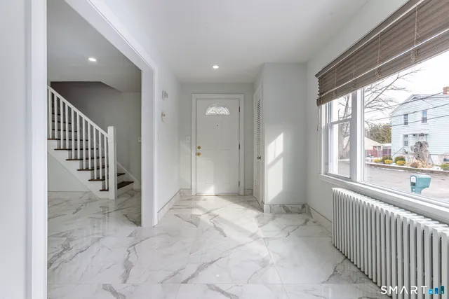 a view of entryway with livingroom