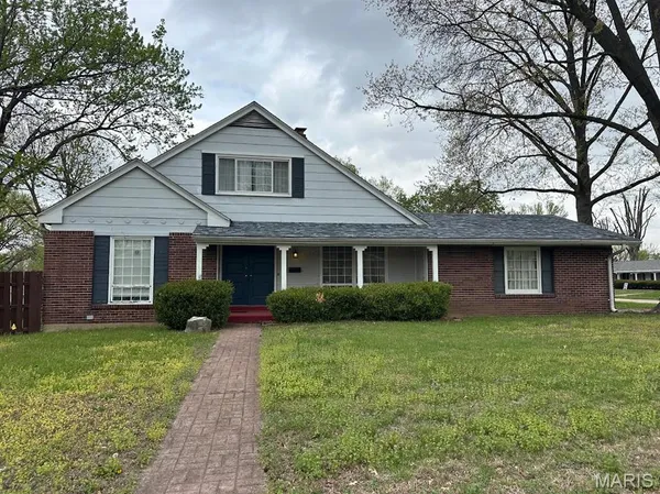 $235,000 | 3725 Helmkampf Drive, Florissant, MO 63033