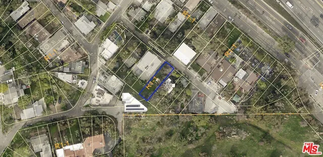 a view of a yard from a balcony