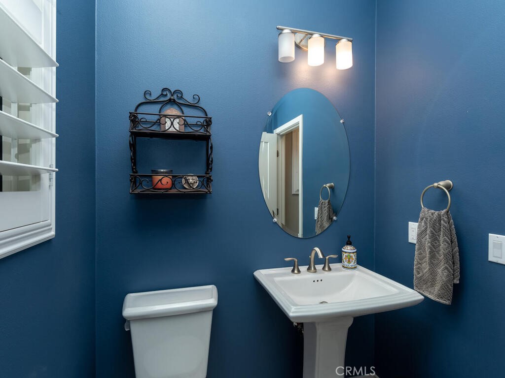374 Ventasso Way Fallbrook, CA 92028 - Photo 30 of 42 a bathroom with a toilet a sink and mirror