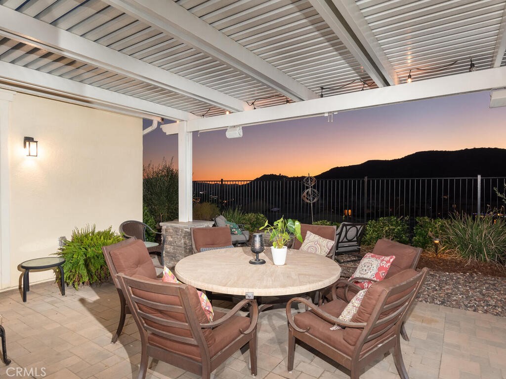 374 Ventasso Way Fallbrook, CA 92028 - Photo 32 of 42 a table and chairs in patio