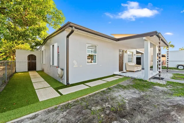 a view of a house with a yard