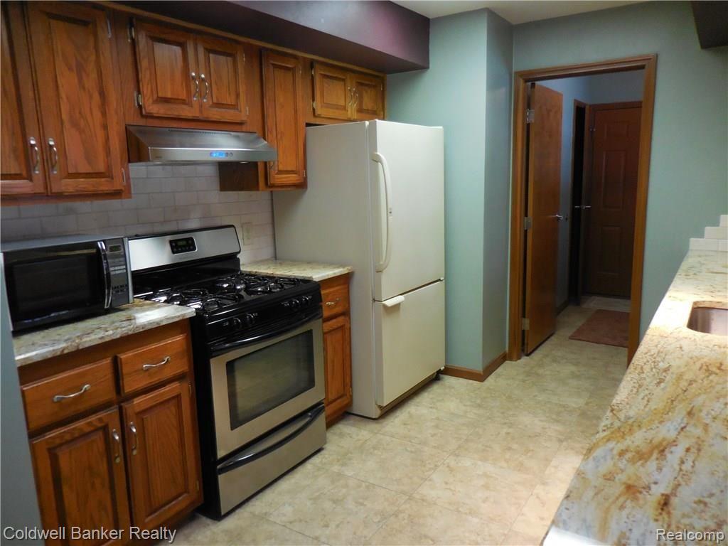 2929 Sunshine Road Highland, MI 48357 - Photo 7 of 24