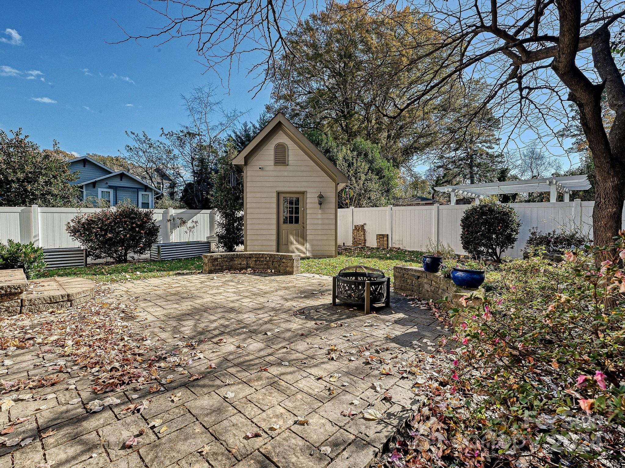 820 Millbrook Road Charlotte, NC 28211 - Photo 28 of 31 a view of a house with backyard and sitting area