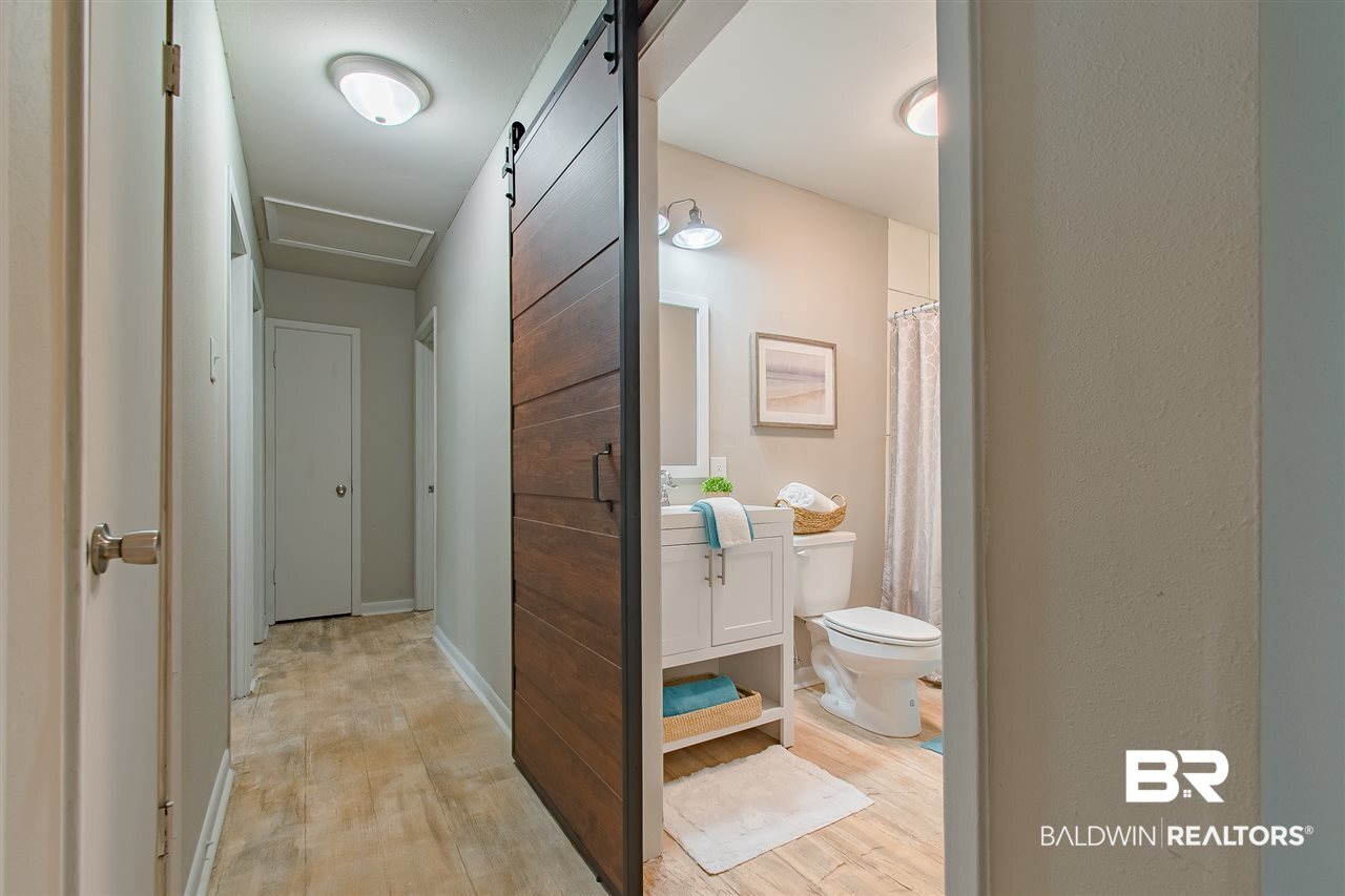 18653 Twin Beech Road South Fairhope, AL 36532 - Photo 14 of 21 Hallway