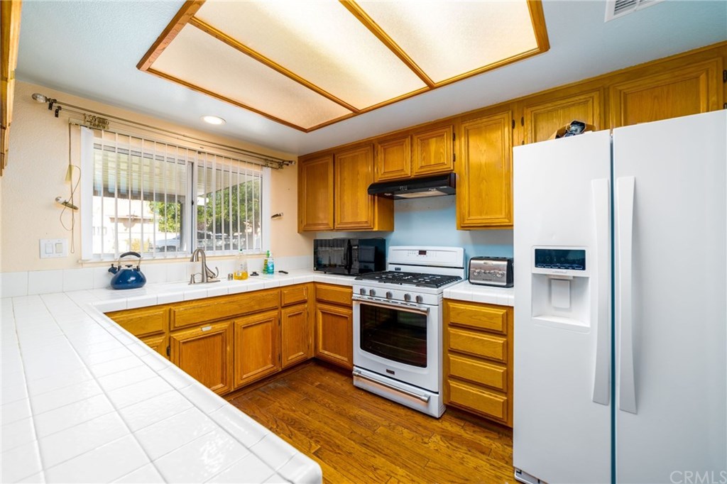 20440 Tobira Lane Riverside, CA 92508 - Photo 14 of 17 Kitchen with oak cabinetry.