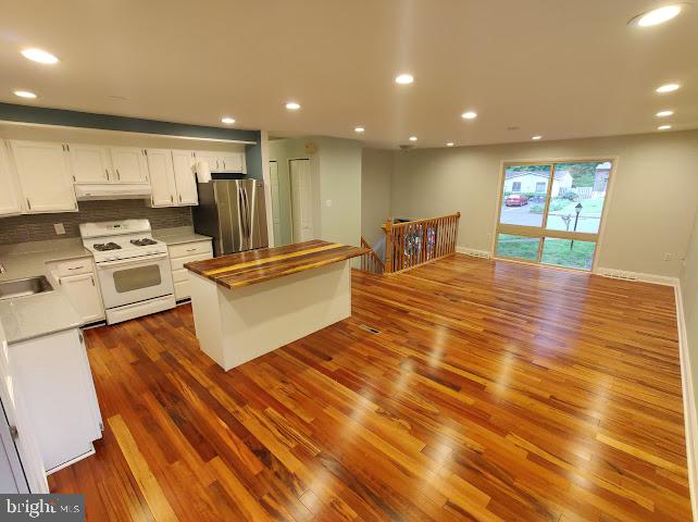 11570 Embers Court Reston, VA 20191 - Photo 5 of 21 Living, dinning & kitchen 1