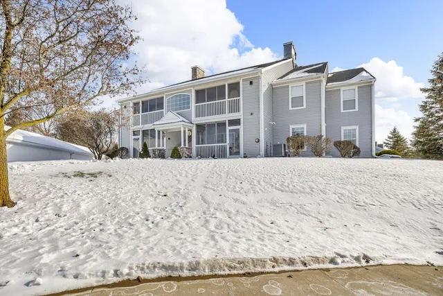 $264,900 | 783 West Barrington Circle, Jackson, MI 49203