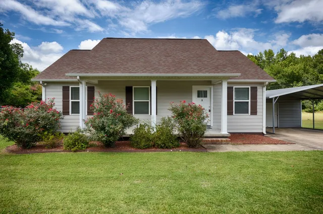 a view of a yard in front of house