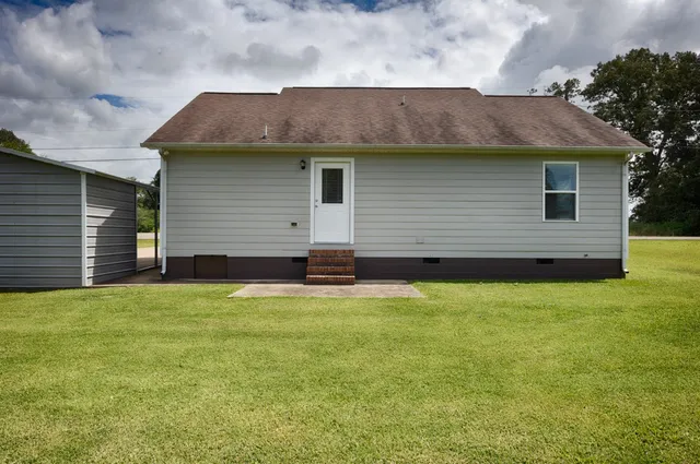 a view of a house with backyard and garden