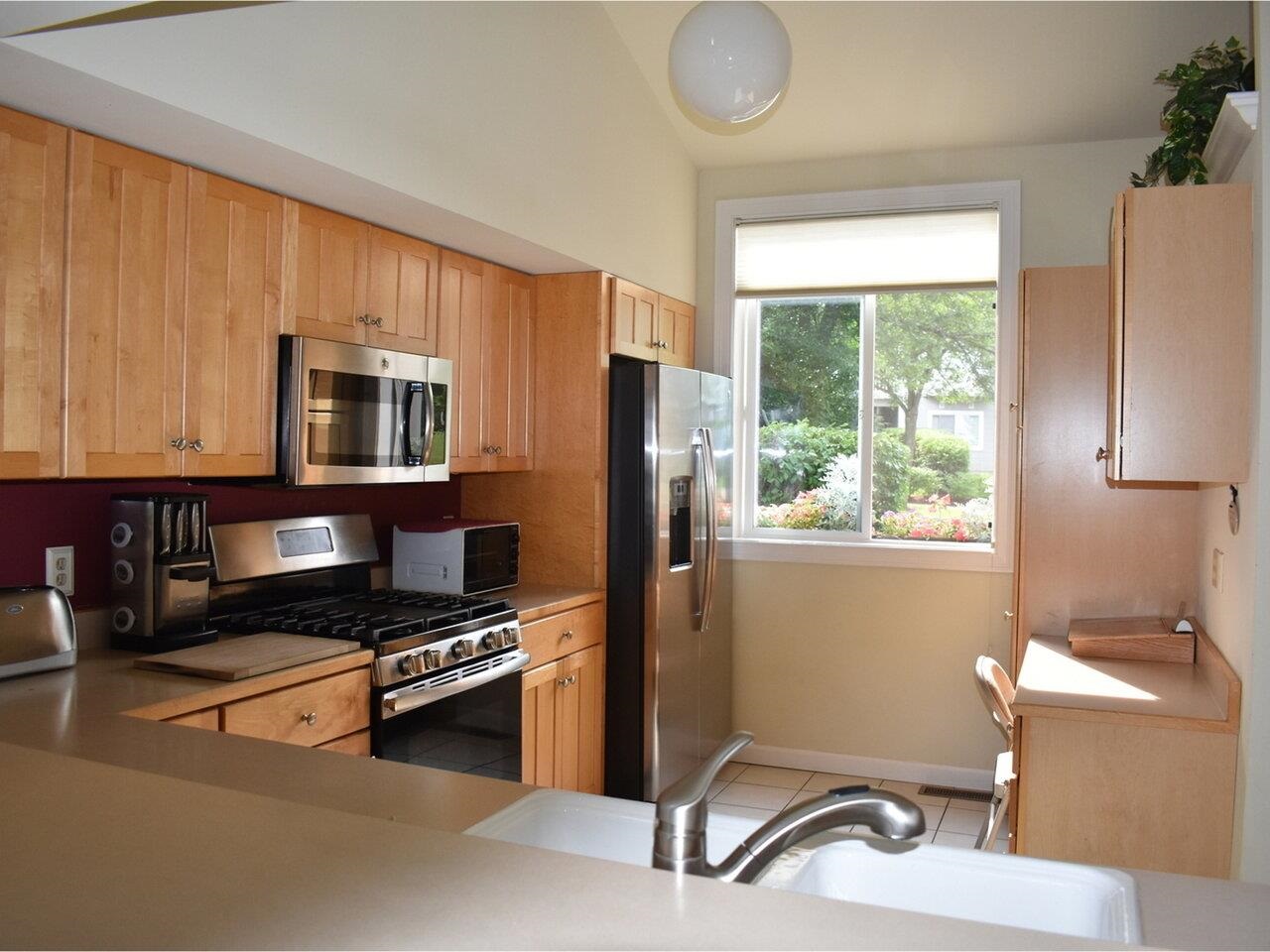 48 Park Road South Burlington, VT 05403 - Photo 2 of 32