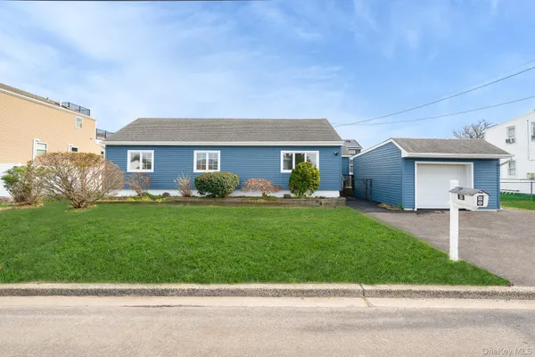 $514,999 | 33 East Seacrest Avenue, Lindenhurst, NY 11757