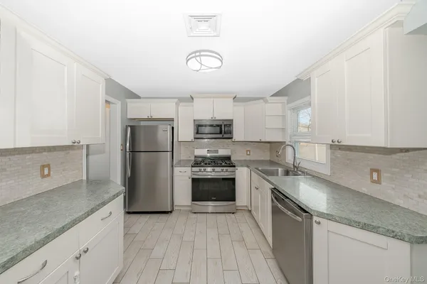 $514,999 | 33 East Seacrest Avenue, Lindenhurst, NY 11757