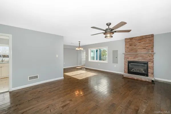 $514,999 | 33 East Seacrest Avenue, Lindenhurst, NY 11757