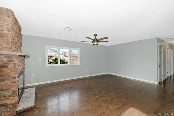 $514,999 | 33 East Seacrest Avenue, Lindenhurst, NY 11757