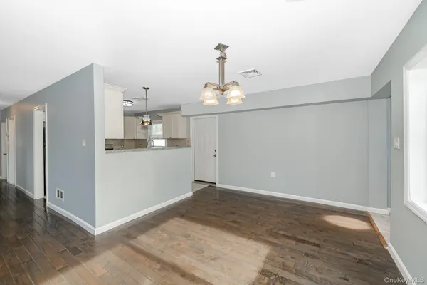 $514,999 | 33 East Seacrest Avenue, Lindenhurst, NY 11757